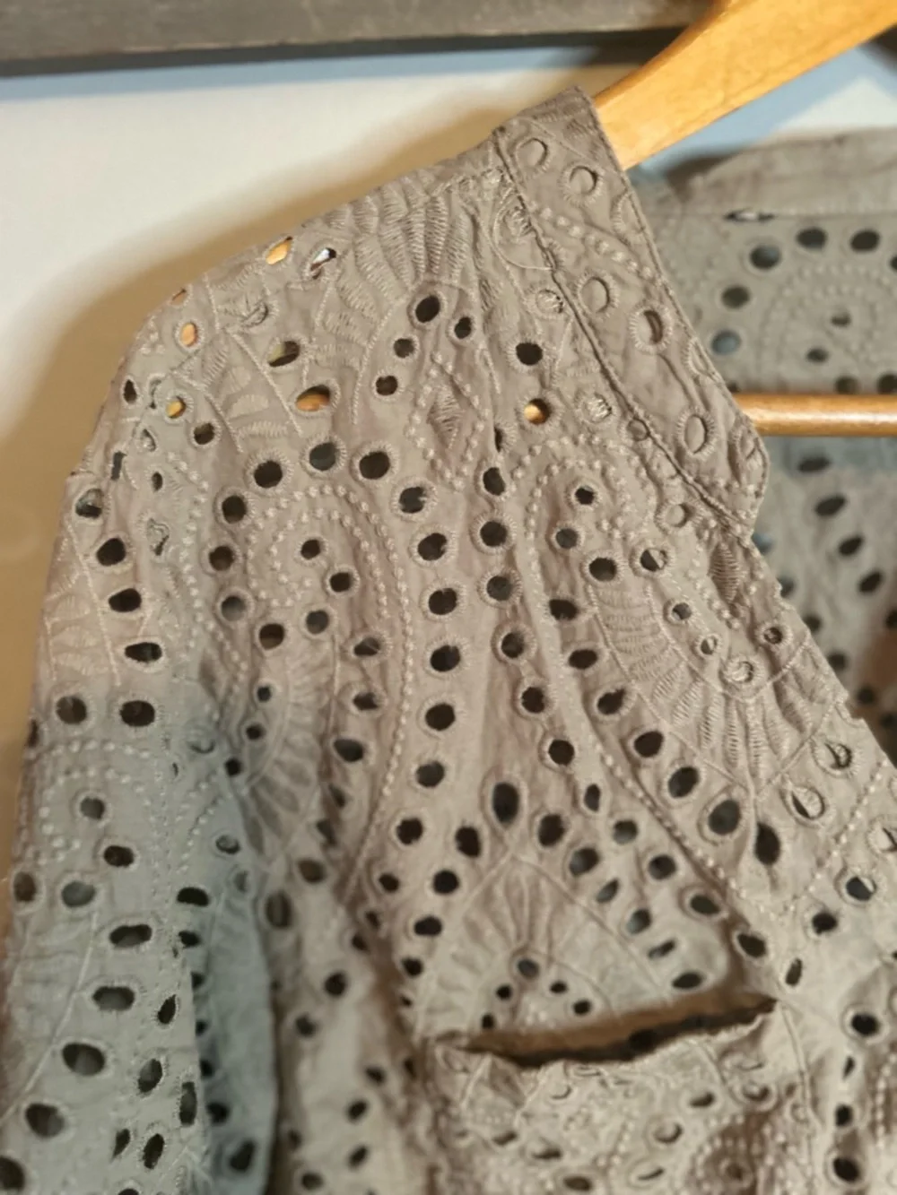 Eyelet blouse - Picture 3 of 9